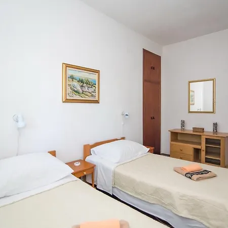 Put Mora Appartement Supetar